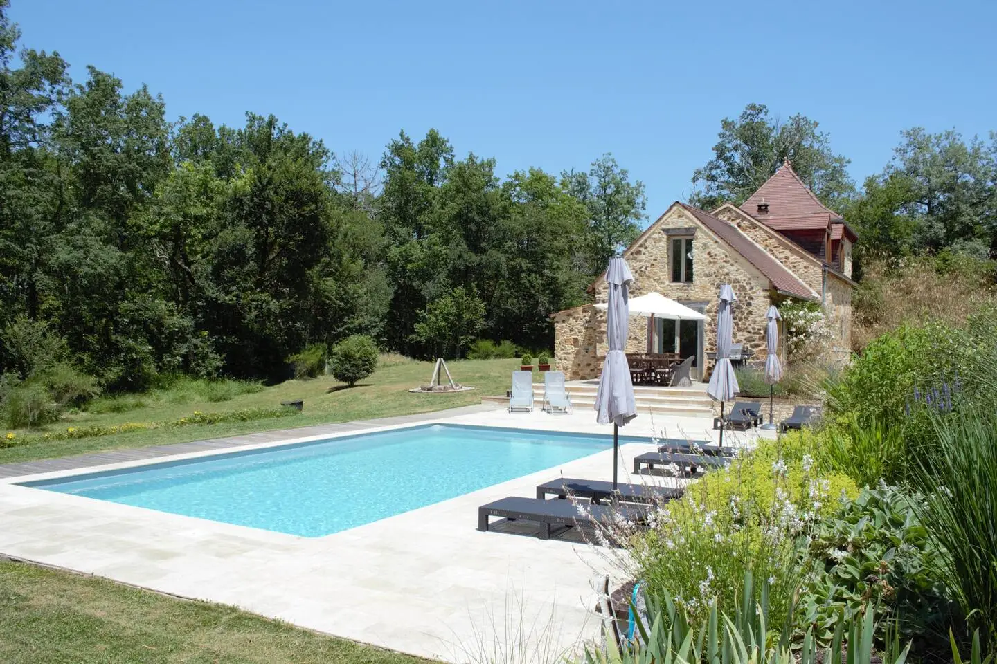 house-pool-&-garden-3